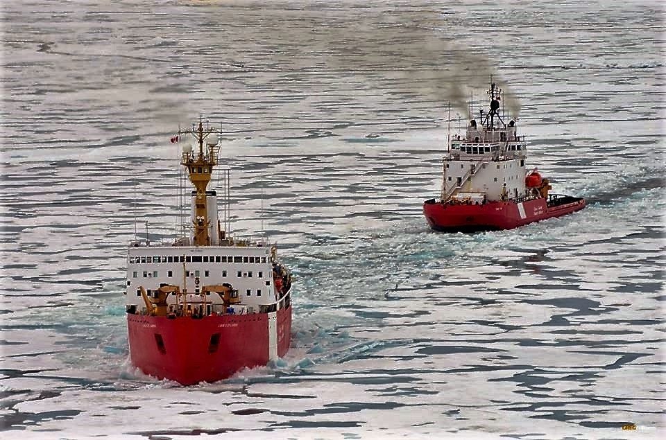 Les navires de la Garde côtière canadienne (NGCC) Louis S. St-Laurent et Terry Fox dans l’océan Arctique.